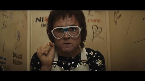 Rocketman: Extravagancí lemovaná cesta Eltona Johna k výšinám | Fandíme filmu