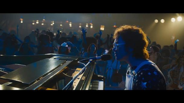 Rocketman: Extravagancí lemovaná cesta Eltona Johna k výšinám | Fandíme filmu