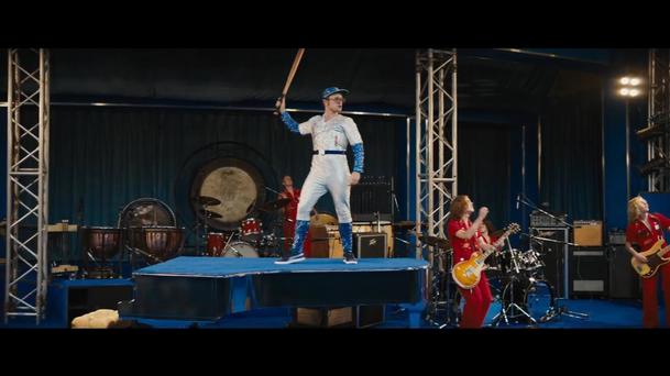 Rocketman: Extravagancí lemovaná cesta Eltona Johna k výšinám | Fandíme filmu