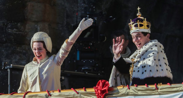 The Crown 3: Dospělý princ Charles odhalen na nových fotkách | Fandíme serialům
