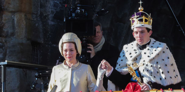 The Crown 3: Dospělý princ Charles odhalen na nových fotkách | Fandíme serialům