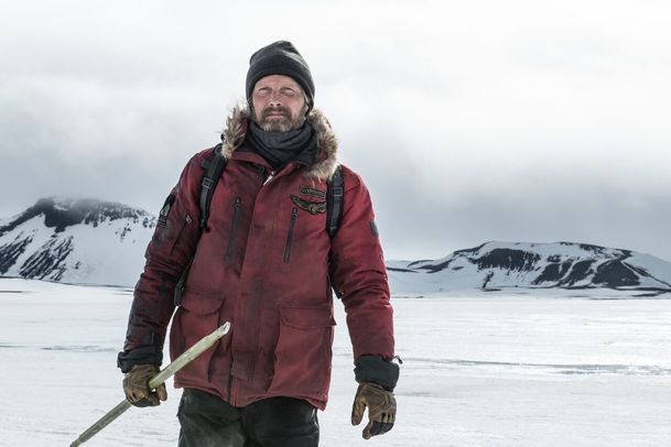 Arctic: Mads Mikkelsen bojuje v mrazivé Arktidě o holý život | Fandíme filmu