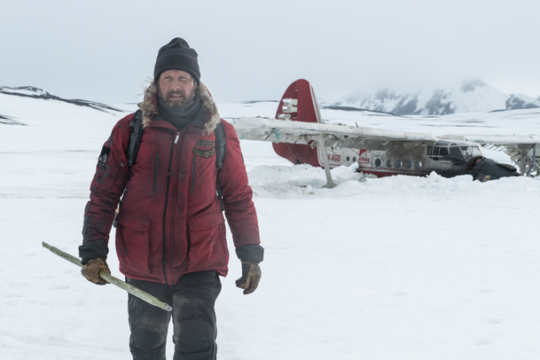 Arctic: Mads Mikkelsen bojuje v mrazivé Arktidě o holý život | Fandíme filmu