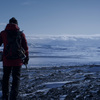 Arctic: Mads Mikkelsen bojuje v mrazivé Arktidě o holý život | Fandíme filmu
