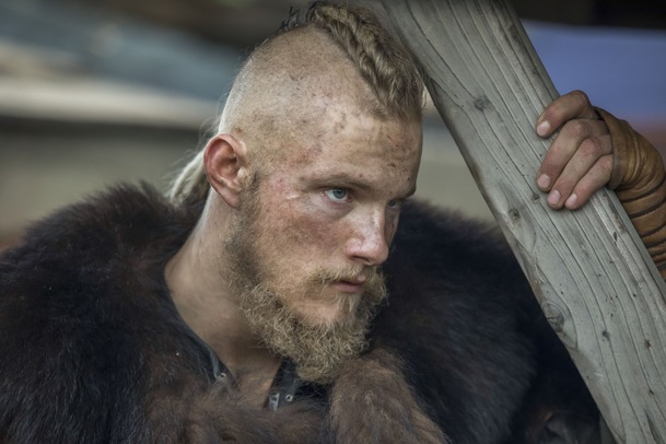 Zone 414: V blízké budoucnosti hledají detektiv s tváří Ragnara z Vikingů a umělá inteligence ztracenou dívku | Fandíme filmu