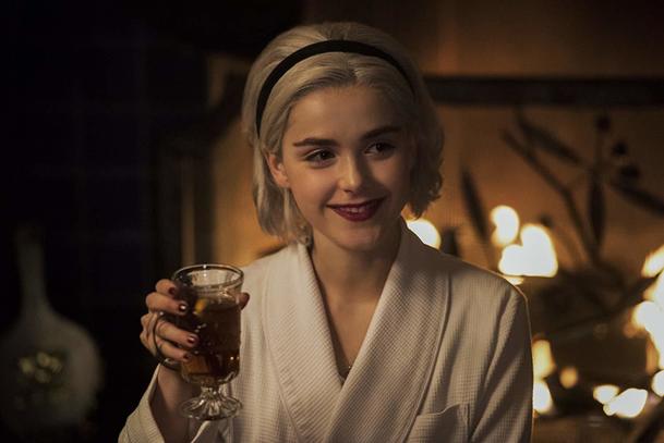 Chilling Adventures of Sabrina: Vánoční speciál přichází v prvním traileru | Fandíme serialům