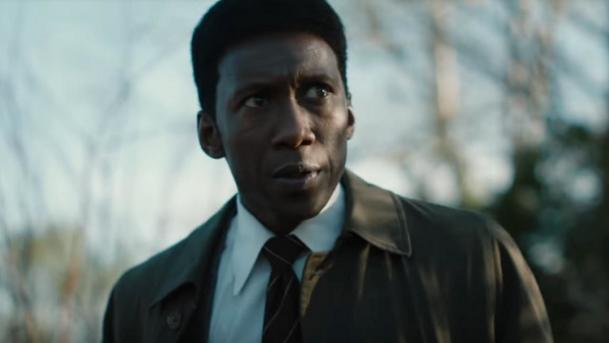 Temný případ: Mahershala Ali v novém traileru na True Detective 3 | Fandíme serialům