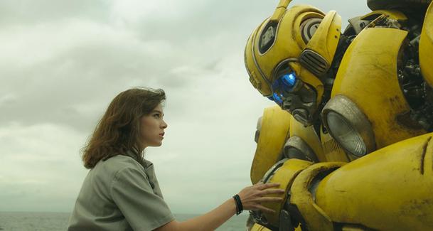 Bumblebee: Recenzenti mluví o nejlepším Transformers filmu | Fandíme filmu