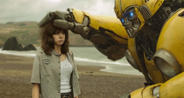 Bumblebee: Recenzenti mluví o nejlepším Transformers filmu | Fandíme filmu