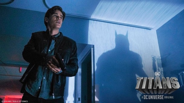 Titans: Bloňdatý Bruce Wayne v prvním videu | Fandíme serialům
