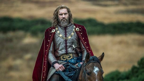 Vikingové nejsou Hra o trůny, říká Clive Standen v reakci na osud Ragnara | Fandíme serialům