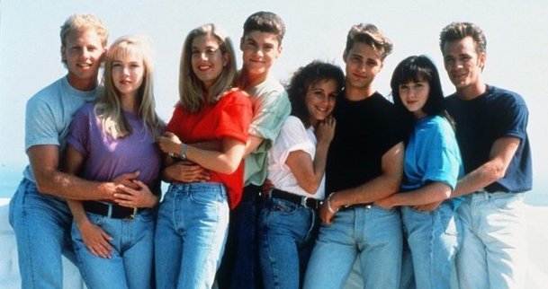 Beverly Hills 90210: Upoutávka na "oživený" seriál hraje na nostalgickou notu | Fandíme serialům
