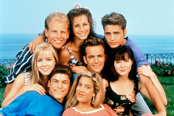 Beverly Hills 90210: Upoutávka na "oživený" seriál hraje na nostalgickou notu | Fandíme serialům