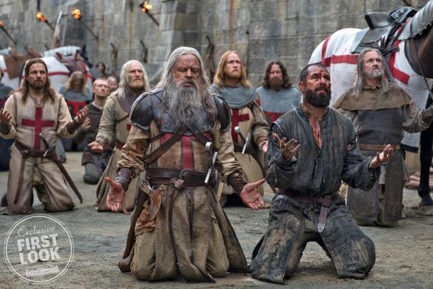 Knightfall 2: Mark Hamill coby templářský mistr na první fotce z Barrandova | Fandíme serialům