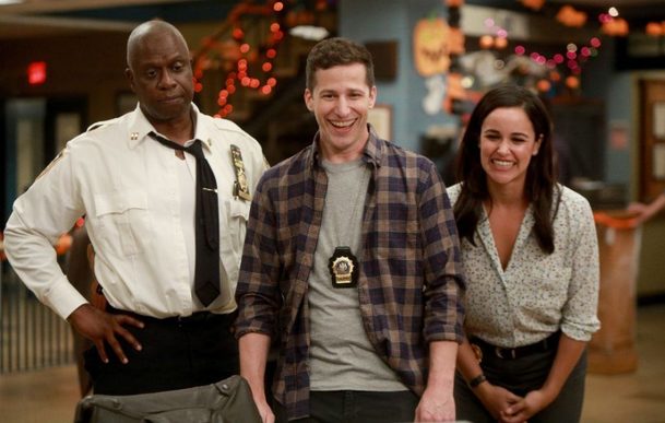 Brooklyn Nine-Nine: Seriál se dočká 7. série, zhlédněte reakci herců | Fandíme serialům