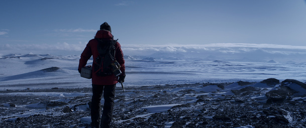 Arctic: Mads Mikkelsen bojuje o přežití v ledové pustině v prvním traileru | Fandíme filmu