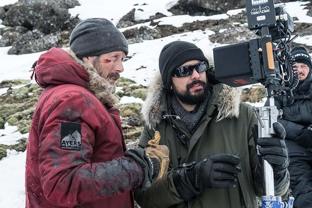 Arctic: Mads Mikkelsen bojuje o přežití v ledové pustině v prvním traileru | Fandíme filmu