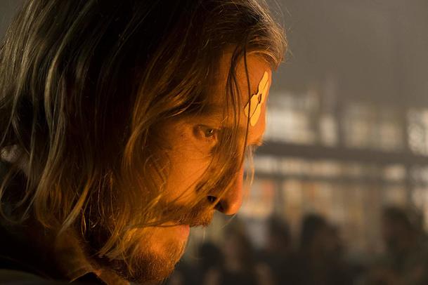 Živí mrtví: Dwight končí! Přesouvá se do spin-offu | Fandíme serialům