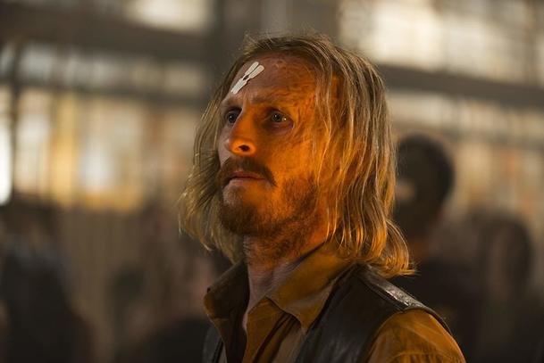 Živí mrtví: Dwight končí! Přesouvá se do spin-offu | Fandíme serialům