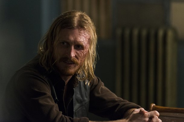 Živí mrtví: Dwight končí! Přesouvá se do spin-offu | Fandíme serialům