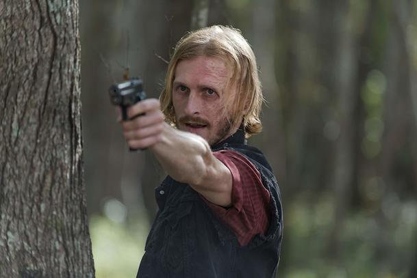 Živí mrtví: Dwight končí! Přesouvá se do spin-offu | Fandíme serialům