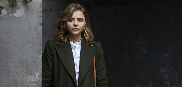 Greta: Chloë Grace Moretz má hodně netradičního stalkera | Fandíme filmu