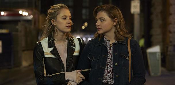 Greta: Chloë Grace Moretz má hodně netradičního stalkera | Fandíme filmu