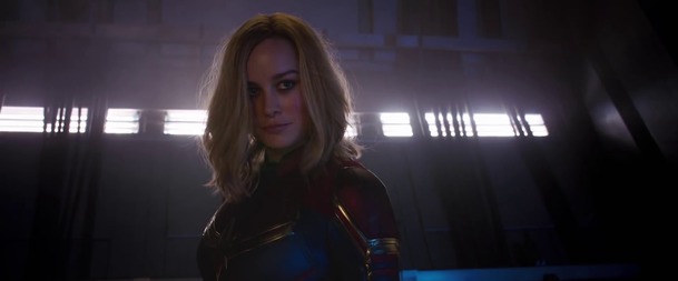 Captain Marvel sráží letadla pěstí z oblohy v nové Super Bowl upoutávce | Fandíme filmu