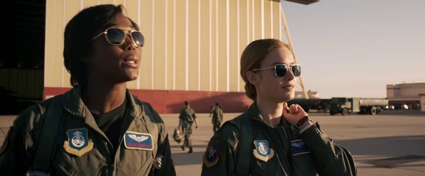 Captain Marvel sráží letadla pěstí z oblohy v nové Super Bowl upoutávce | Fandíme filmu