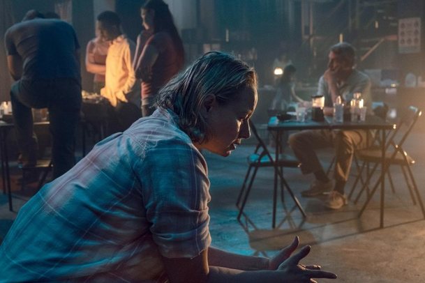 Živí mrtví: První scéna a fotky nové záporačky bez masky! | Fandíme serialům