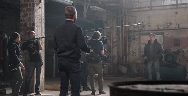 Code 8: První akční ukázka z robotické sci-fi ve stylu Neilla Blomkampa | Fandíme filmu