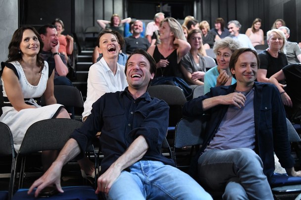 Zkáza Dejvického divadla: "Natáčení bylo dojemné," říká Miroslav Krobot | Fandíme serialům