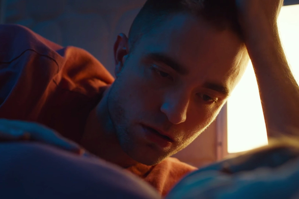 Recenze: High Life - Robert Pattinson míří vstříc černým dírám ve filosofické pecce | Fandíme filmu