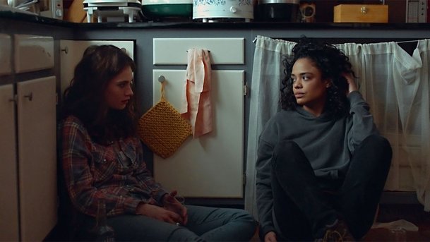 Little Woods - Tessa Thompson a Lily James za hranou zákona | Fandíme filmu