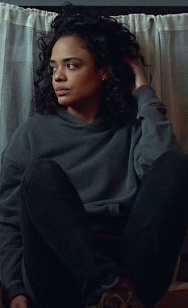 Little Woods - Tessa Thompson a Lily James za hranou zákona | Fandíme filmu