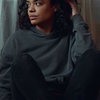 Little Woods - Tessa Thompson a Lily James za hranou zákona | Fandíme filmu