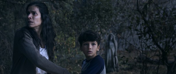 La Llorona: Prokletá žena JE součástí hororového světa V zajetí démonů | Fandíme filmu