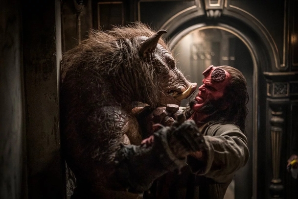 Hellboy: Nové upoutávky a fotky předvádějí monstra i běžný život hrdinů | Fandíme filmu