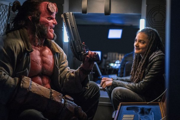 Hellboy: "Je to k*revsky zábavné", reaguje na drsné kritiky Milla Jovovich | Fandíme filmu