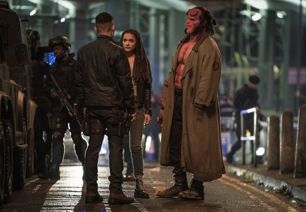 Hellboy: "Je to k*revsky zábavné", reaguje na drsné kritiky Milla Jovovich | Fandíme filmu