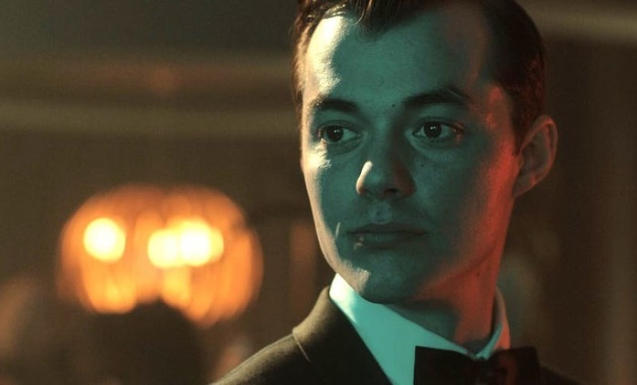 Pennyworth: První teaser trailer na prequel s Batmanovým komorníkem | Fandíme seriálům