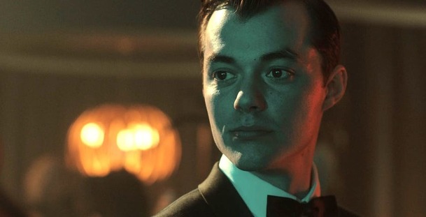 Pennyworth: První teaser trailer na prequel s Batmanovým komorníkem | Fandíme serialům