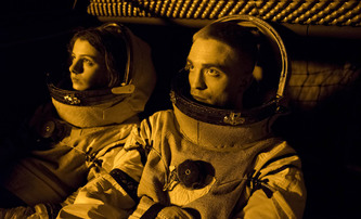 Recenze: High Life - Robert Pattinson míří vstříc černým dírám ve filosofické pecce | Fandíme filmu