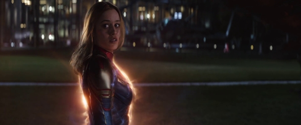 Avengers: Endgame: Captain Marvel v akci a novém kostýmu v novém spotu | Fandíme filmu