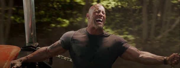 Hobbs & Shaw: The Rock v novém traileru doslova strhne z nebes "černého Supermana" | Fandíme filmu