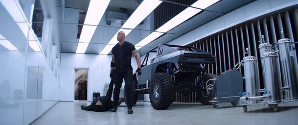 Hobbs & Shaw: The Rock v novém traileru doslova strhne z nebes "černého Supermana" | Fandíme filmu