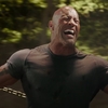 Hobbs & Shaw: The Rock v novém traileru doslova strhne z nebes "černého Supermana" | Fandíme filmu