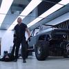 Hobbs & Shaw: The Rock v novém traileru doslova strhne z nebes "černého Supermana" | Fandíme filmu