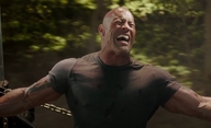 Hobbs & Shaw: The Rock v novém traileru doslova strhne z nebes "černého Supermana" | Fandíme filmu