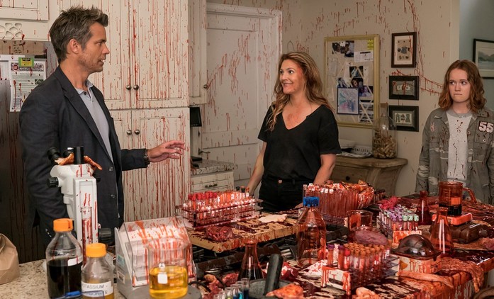 Santa Clarita Diet: Netflix zrušil zombie komedii, fandové zuří a vyjádřili se i herci | Fandíme seriálům